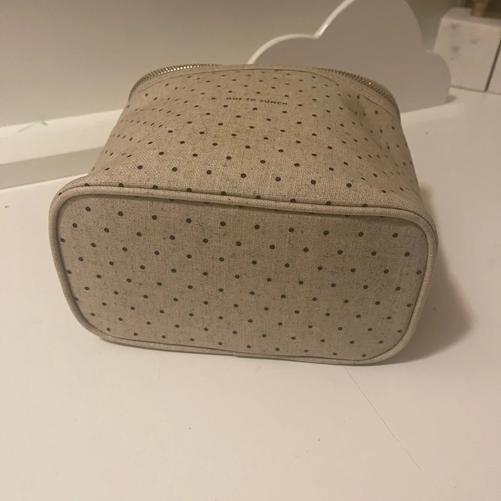Kate spade beautiful lunchbox out to lunch in the front.with gold zipper